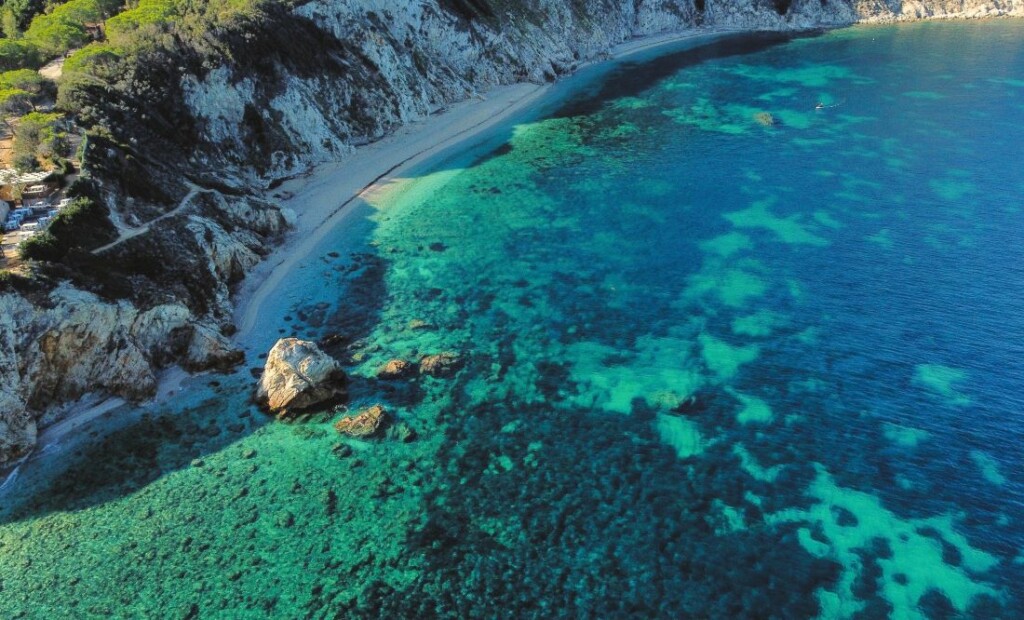 acqua turchese che si vede durante le gite in barca all'Isola d'Elba