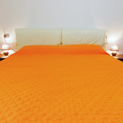 Letto con coperta arancione