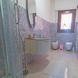 Bagno con lavabo e finestra