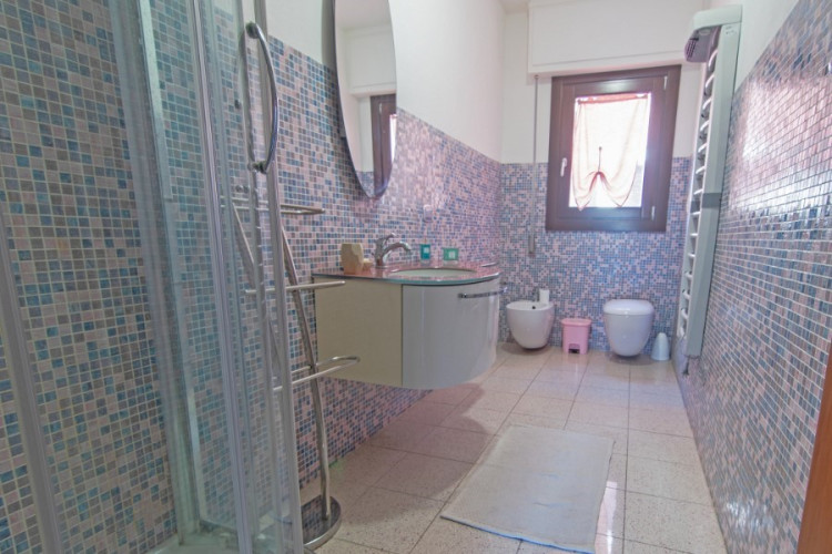 Bagno con lavabo e finestra