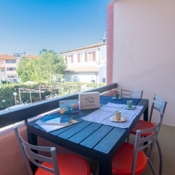 tavolo attrezzato sul balcone