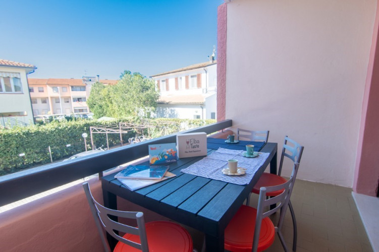 tavolo attrezzato sul balcone