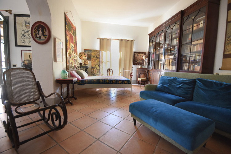 Panoramica del monolocale con divano