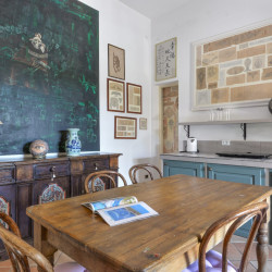 Zona pranzo con angolo cottura sullo sfondo