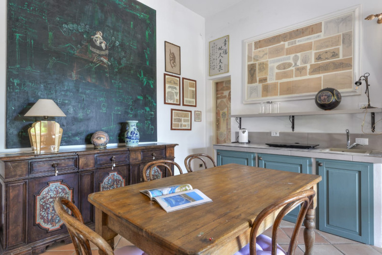 Zona pranzo con angolo cottura sullo sfondo