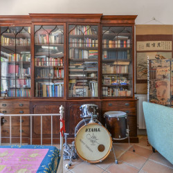 dettaglio di libreria con batteria musicale davanti