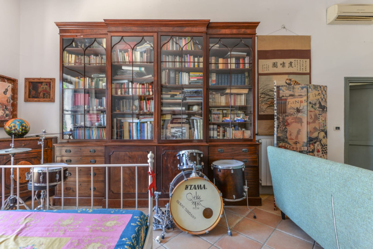 dettaglio di libreria con batteria musicale davanti