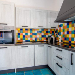 Angolo cottura con mattonelle colorate