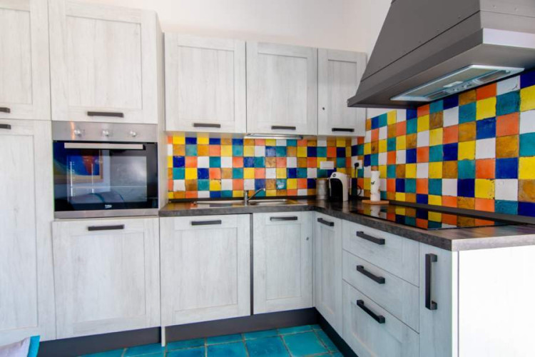Angolo cottura con mattonelle colorate