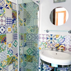 Bagno con box doccia e cementine