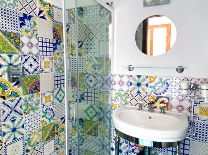 Bagno con box doccia e cementine