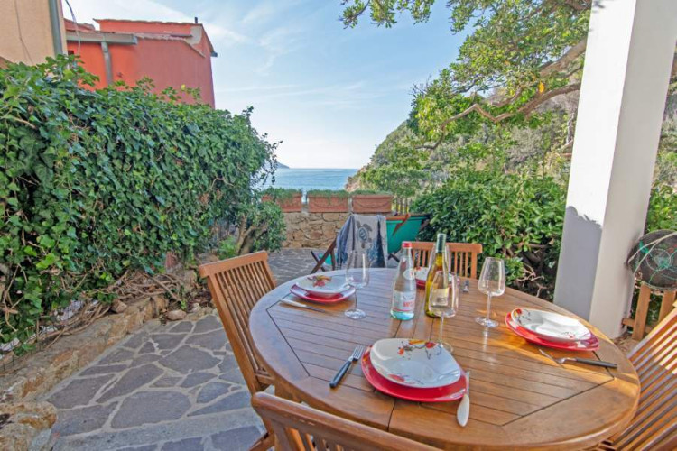 Tavolo apparecchiato con bicchieri