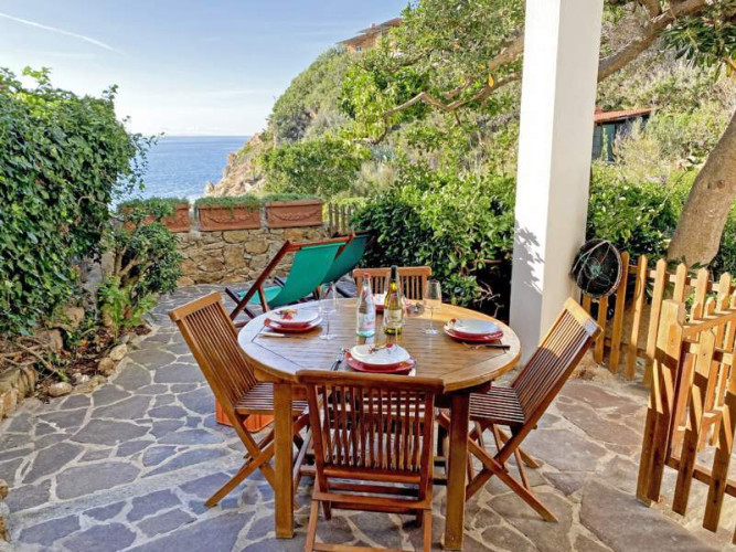 patio esterno di Casa Lia alla Biodola